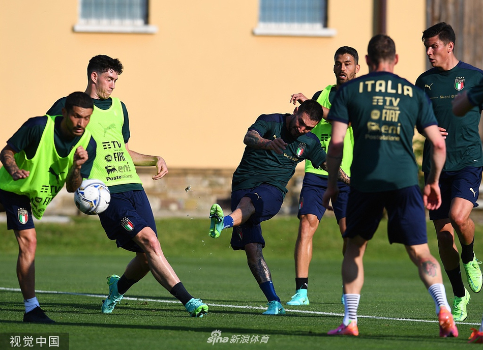 曼奇尼在训练场边双手插袋神情专注，这位复兴蓝衣军团的教头正在勾勒击败土耳其的战术蓝图