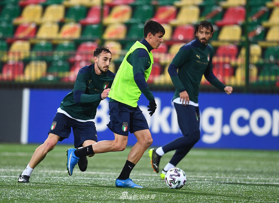 意大利新星巴斯托尼在训练中表情坚毅，他正与队友进行一对一对抗练习，这位年轻的国米后卫有望在本场迎来首发机会