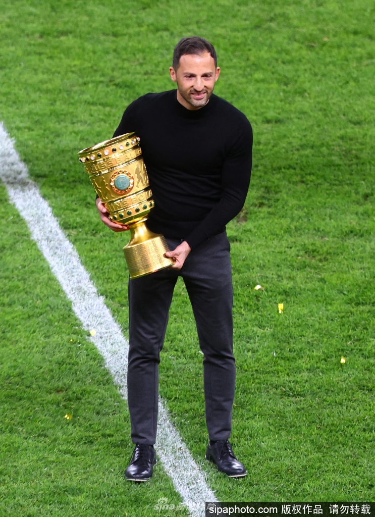 莱比锡全队在更衣室内疯狂喷洒香槟庆祝，冠军奖杯在众人手中传递，喜悦之情溢满整个空间