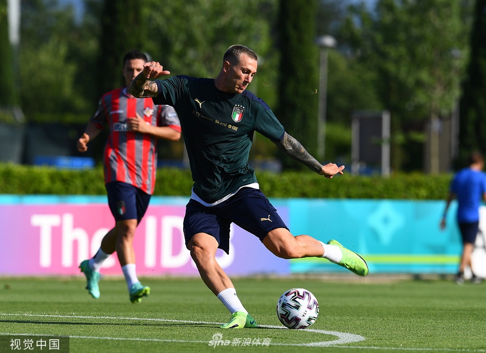 蓝衣斗士贝尔纳代斯基在训练场上绷紧身体，左脚宛如一张拉满的长弓，将皮球轰出一道凌厉的弧线，门将只能望球兴叹。