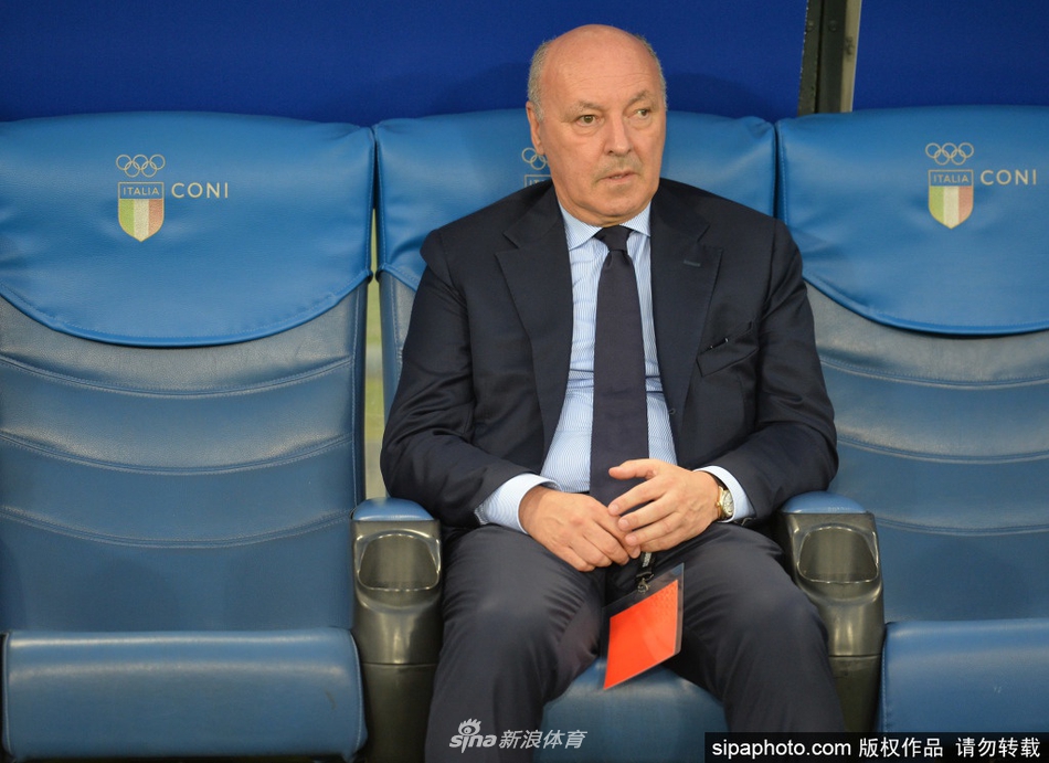 身著正裝的馬洛塔在會議現場神情專注，眉宇間透露出對意大利足球未來的深刻思考，背景中的意大利國旗彰顯著此次足協會議的莊重與嚴肅。