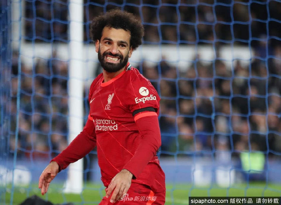 萨拉赫在利物浦训练基地露出标志性温暖笑容，谦逊与自信并存。