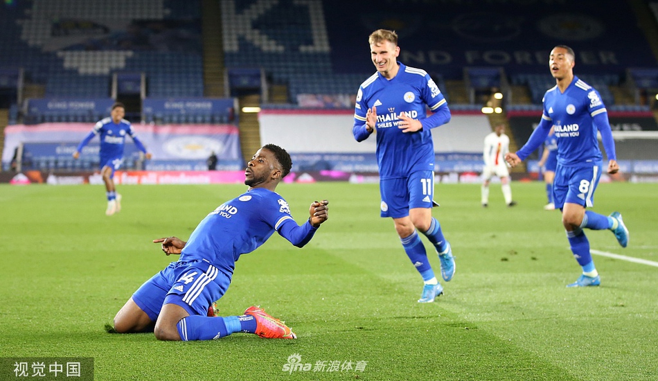 梅开二度并送上助攻的伊希纳乔被队友团团围住，这是属于他的夜晚，他的神奇表现让莱斯特城的欧冠梦想重新点亮。