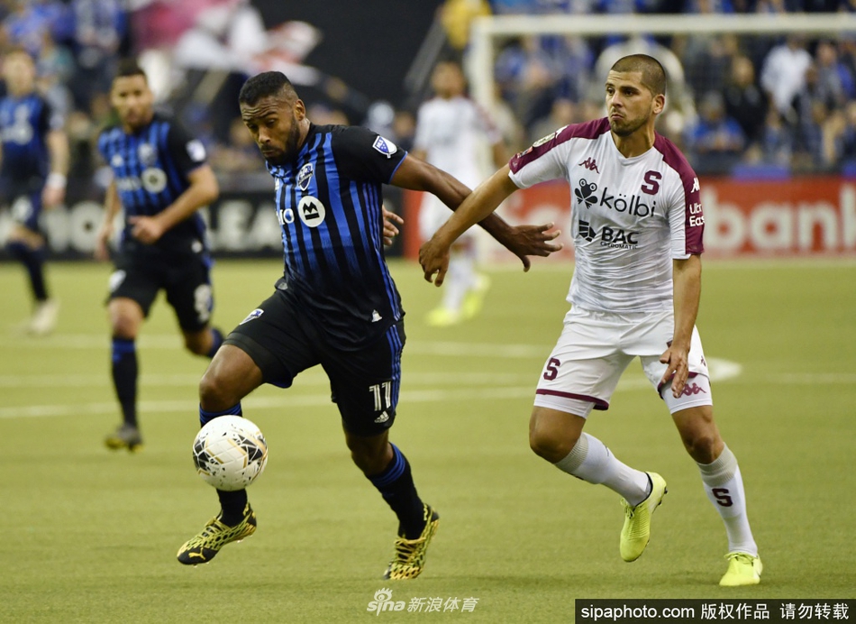 蒙特利尔冲击的后防老将罗德·法尼在比赛中高高跃起，以一记强有力的头球将对方的传中球顶出危险区域，展现了钢铁防线般的核心作用。