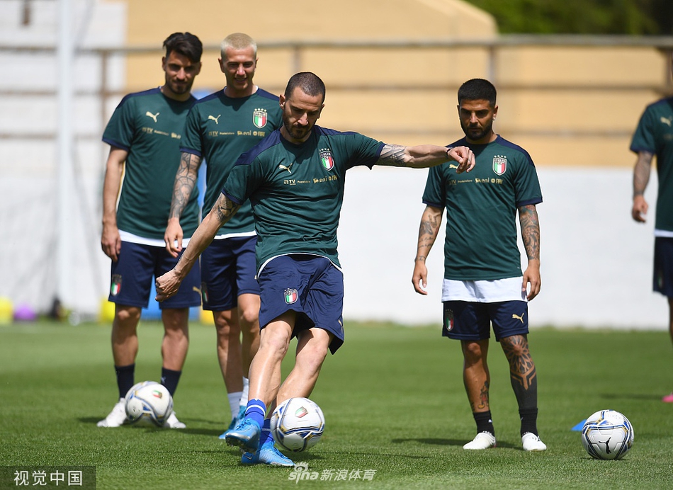 全体球员围成一圈，进行战术布置和心理激励，团队凝聚力在此刻展现