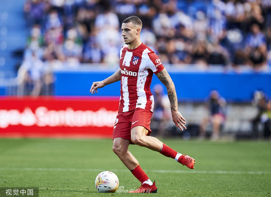 进球后的拉瓜迪亚忘情地挥拳怒吼，庆祝这粒价值连城的进球，他身边的队友们脸上写满了难以置信的狂喜与坚定。