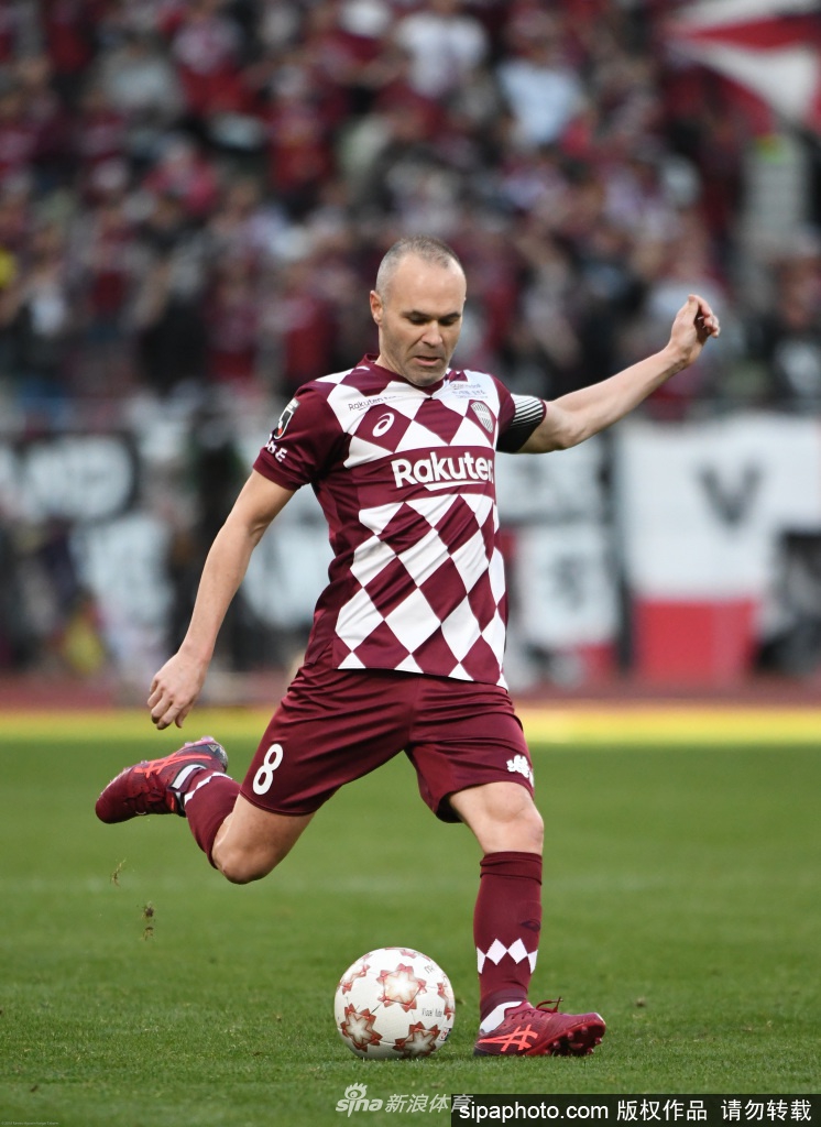 伊涅斯塔在比赛中轻巧地将球从两名防守球员之间挑过，身体微微倾斜，眼神却早已望向传球的方向，绿茵场仿佛成为他挥洒创意的画布