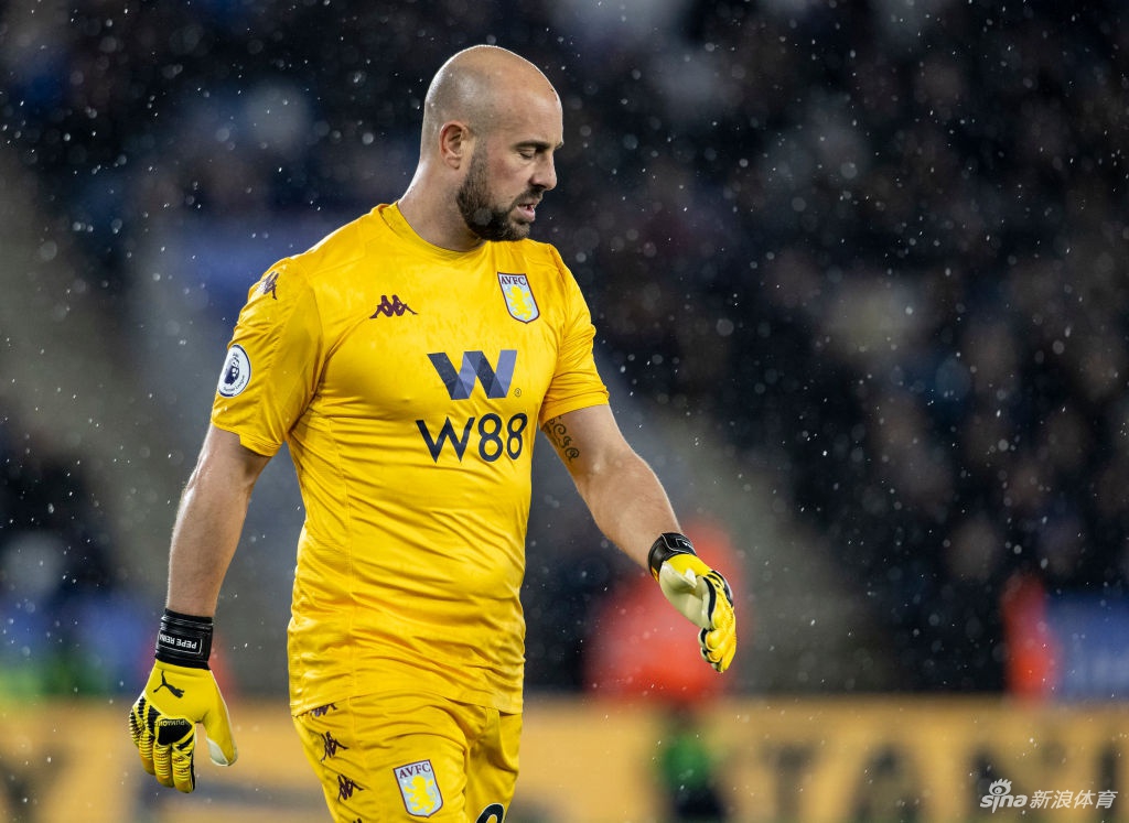 雷纳在家中阳台上挥手致意，身后的蓝天白云象征着疫情终将过去，他的眼中充满了对未来的希望和信心。