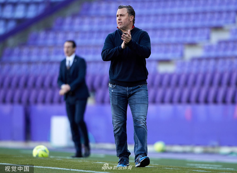 赫拉德-莫雷诺张开双臂肆意奔跑，身后的比利亚雷亚尔队徽在灯光下闪耀，这一刻他是索里利亚球场最闪耀的英雄。