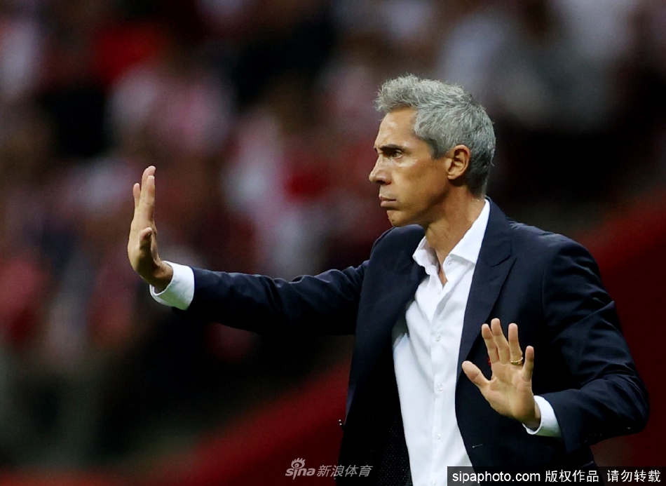 保罗·索萨在新闻发布会上神情专注，阐述其执教理念与球队蓝图