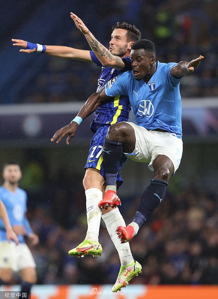 替补奇兵哈弗茨接奥多伊长途奔袭后精妙直塞，面对门将轻巧挑射远角，皮球划出美妙弧线坠入网窝，展现灵动杀手本色。