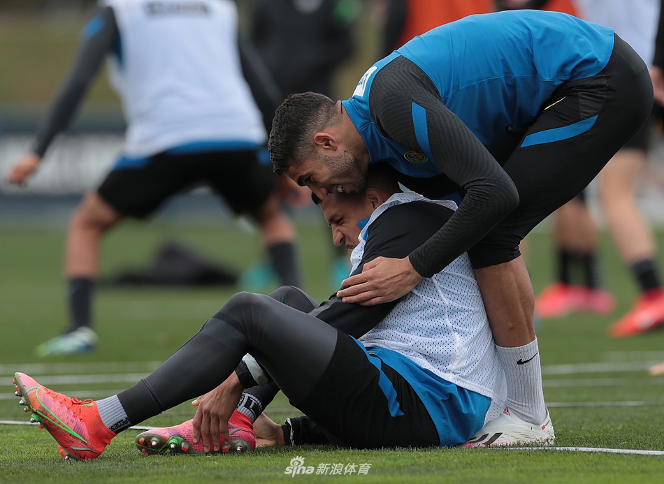 卢卡库与队友进行战术配合演练，他的每一次冲刺都充满力量，誓要在停赛危机中挺身而出，延续连胜步伐。