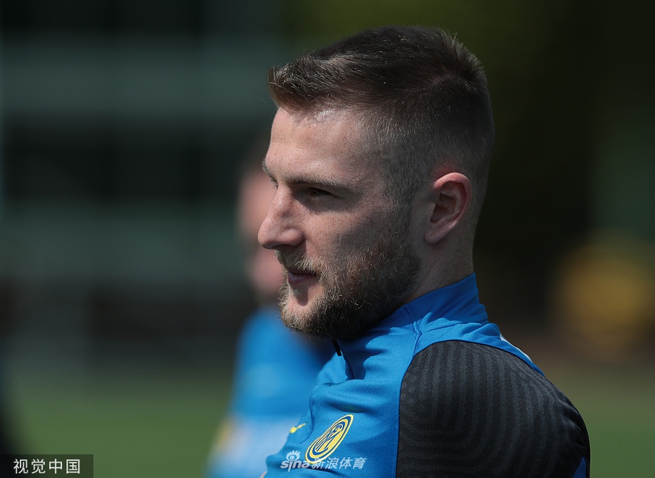 巴雷拉在中场区域进行高强度的传接球练习，他的活力与技术是连接国米攻防转换的发动机，训练中充满拼劲。