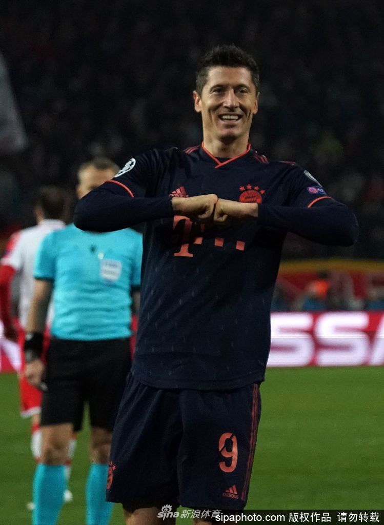 比赛中，莱万背身倚住防守悍将，强壮的身体如同不可撼动的岩石，为队友架起炮台