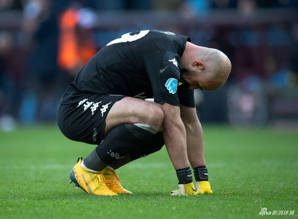 雷纳的妻子约兰达在客厅一角望向镜头，背景是家中宽敞明亮的庭院，她在雷纳患病期间一直默默支持并共同隔离。