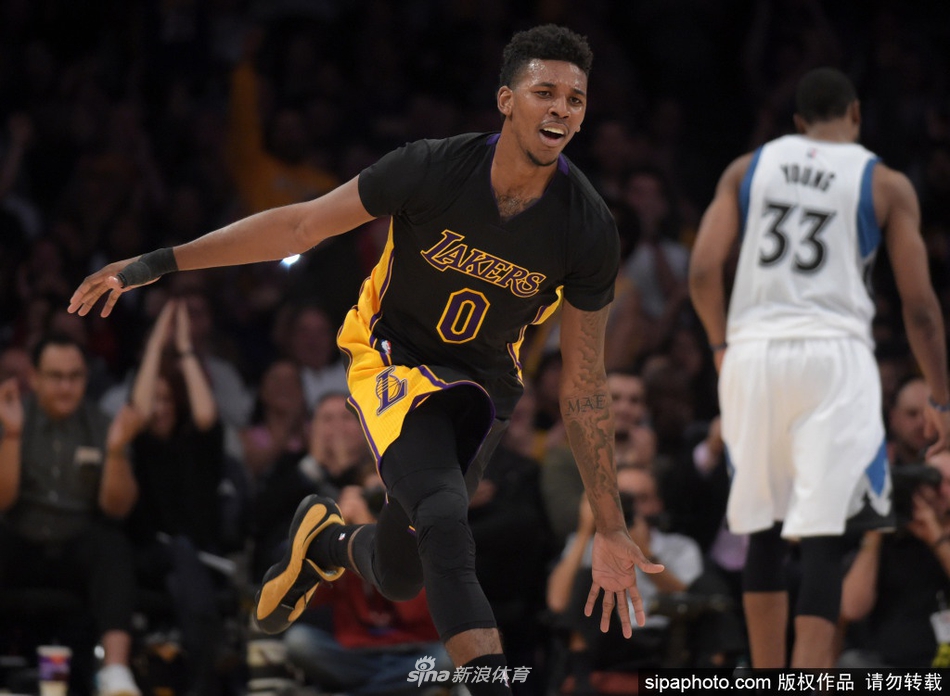 在白云机场到达大厅，戴着口罩的尼克杨面对镜头微微颔首，虽然看不清表情，但那标志性的身形还是让等候多时的球迷们一眼认出，这次低调的现身曾燃起无数人的希望。