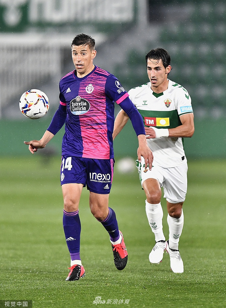 进球功臣菲德尔握拳怒吼，面部肌肉因极度兴奋而紧绷，他身边的队友们一拥而上，将他紧紧围住，共同庆祝这粒金子般的进球。