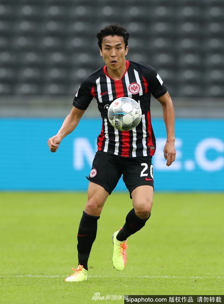 比赛中，长谷部诚精准卡位防守对方前锋，虽然已37岁高龄，但他的防守动作依旧干净利落，经验在他身上化作了球场上的智慧。