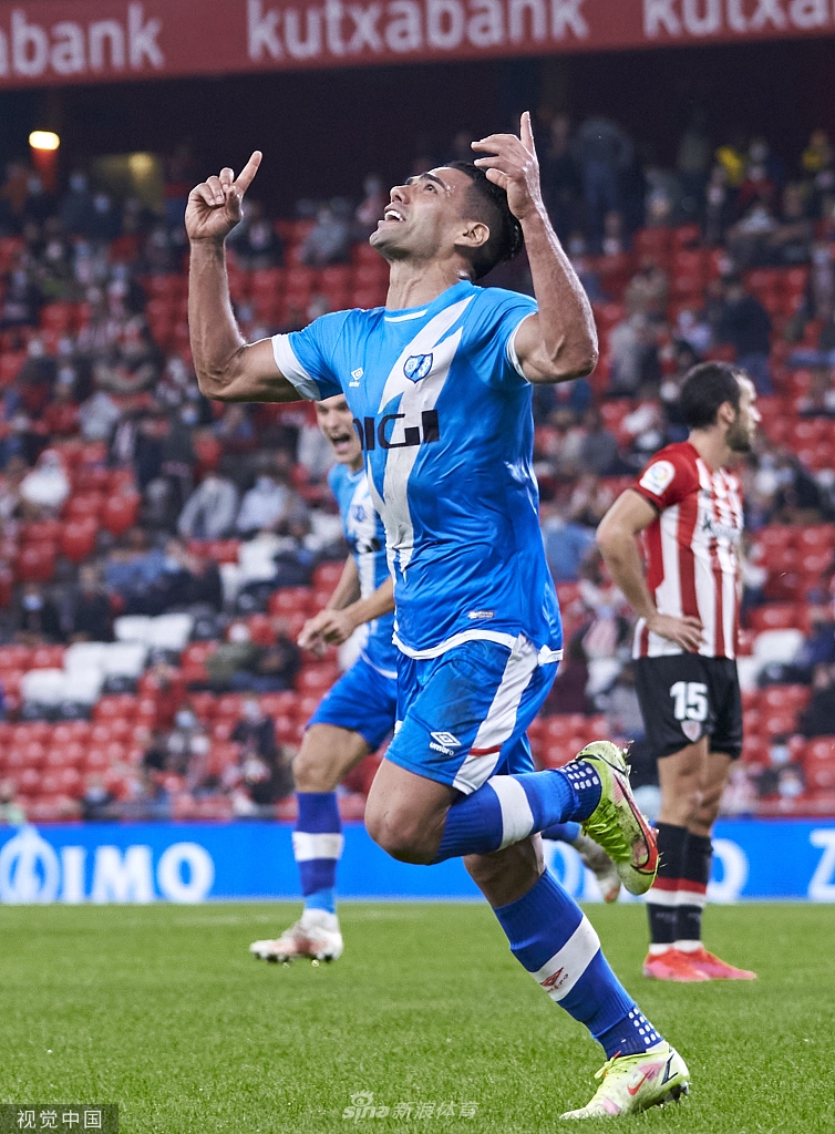 替补登场的法尔考在场上指挥跑位，他的眼神锐利而沉稳，仿佛一头在山岗上巡视、随时准备扑向猎物的猛虎。