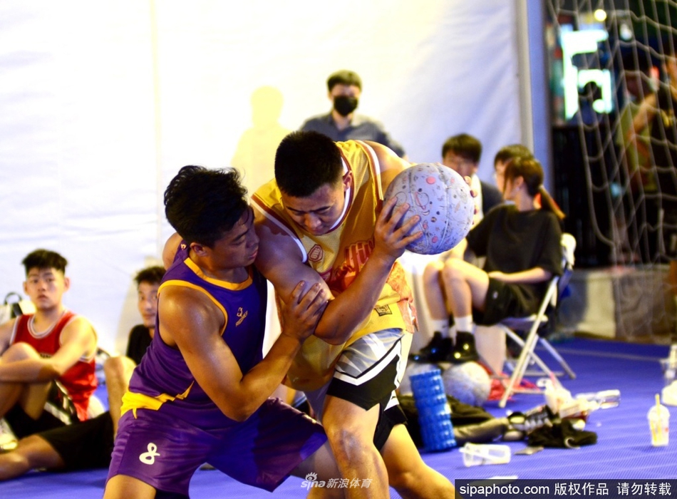 常乐晨化身场上导师，面对年轻爱好者耐心指导，嘴角挂着标志性的微笑，用职业级的细腻手法拆解着每一个防守动作。