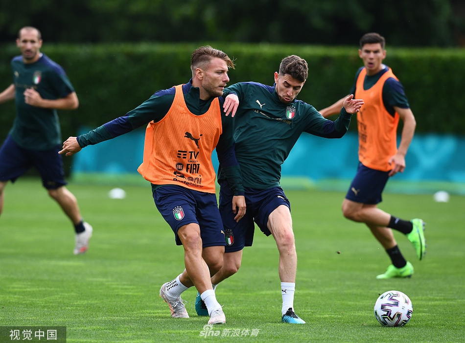 在罗马的阳光下，意大利将士们围成一个紧密的圆圈，这是团结与信念的象征，队长基耶利尼站在圆心，仿佛在进行一场庄严的赛前宣言。