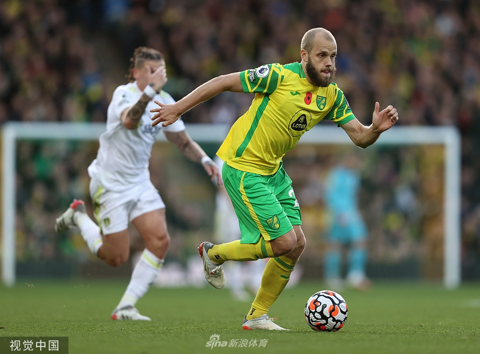 西班牙前锋罗德里戈在禁区前沿接球，他稍作调整后不等防守球员近身，果断起左脚远射，皮球带着旋转直窜球门死角