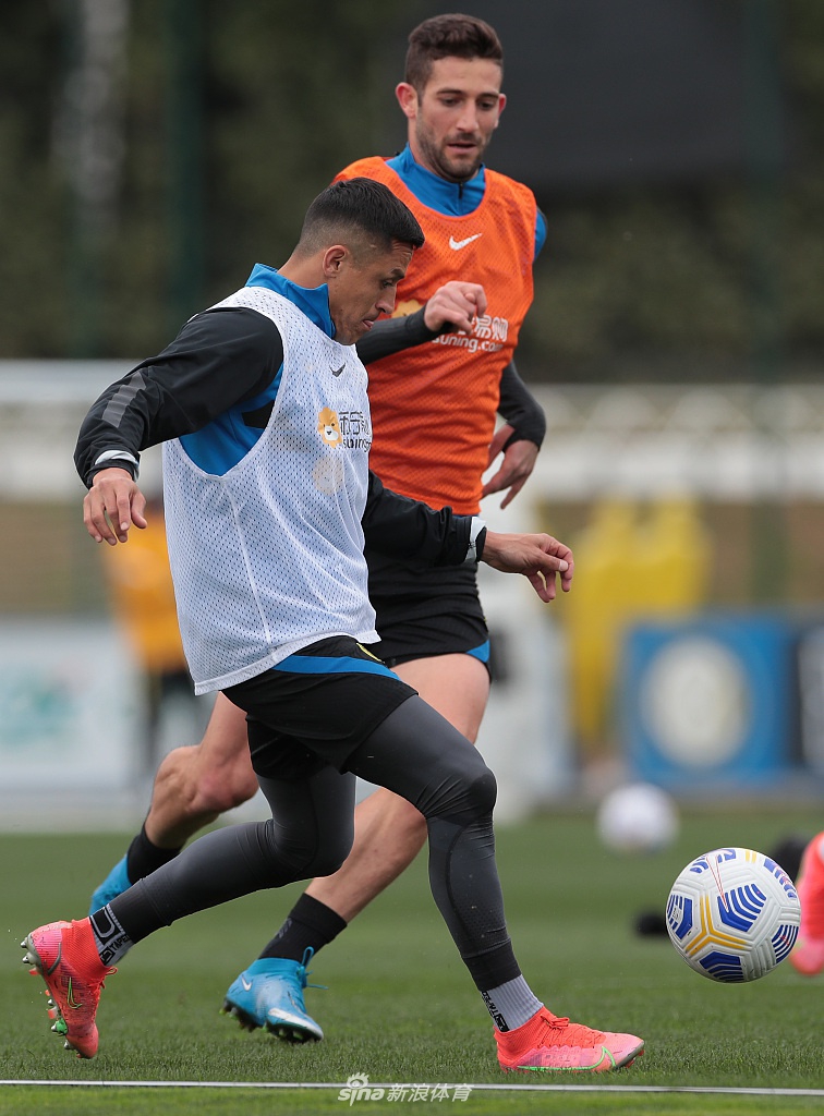 飞翼阿什拉夫在训练中高速带球突破，摩洛哥猎豹的每一次触球都充满了速度与激情，随时准备在边路掀起风暴。