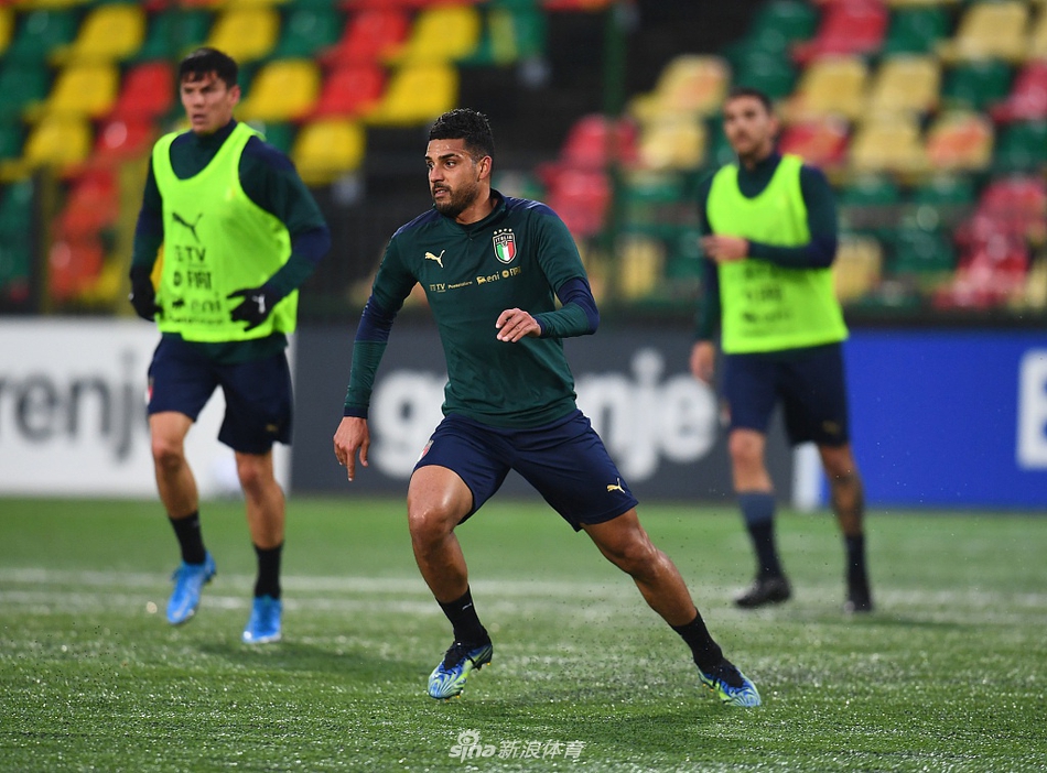 意大利队球员们在立陶宛的训练场上围成一圈，神情专注地聆听主帅曼奇尼的战术布置，队长袖标在夕阳下格外醒目