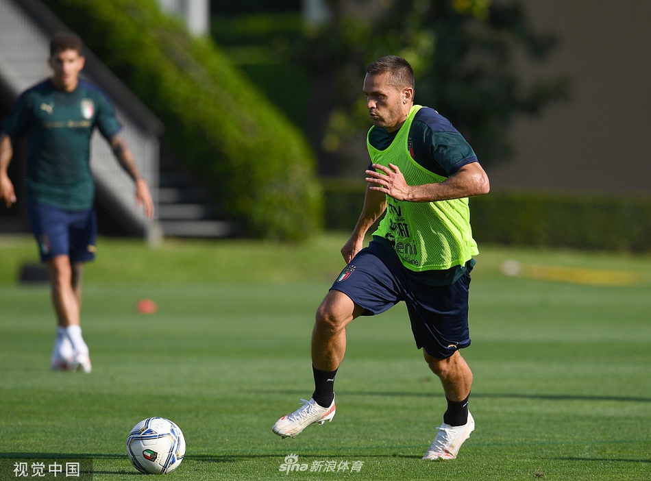 意大利全队在进行放松拉伸，落日的余晖洒在科维恰诺的训练场上，映照出他们备战欧洲杯的辛勤汗水