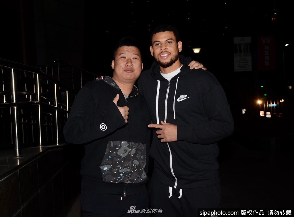 麦卡勒姆在热身时专注地运球练习，肌肉线条分明的手臂展示出良好的身体状态，场边的摄影机镜头紧紧跟随着他的每一个动作