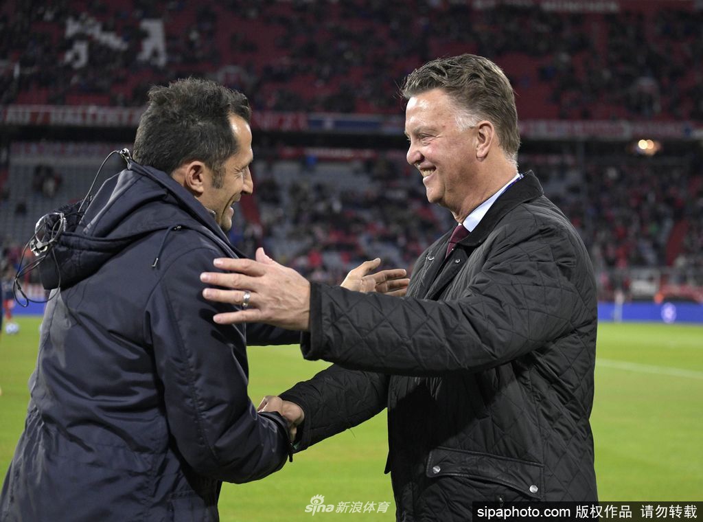 时光荏苒，如今满头白发的范加尔眼神依旧深邃睿智。他关于“好人”与“冠军”的思考，仍在每一个热爱足球的人心中回响。