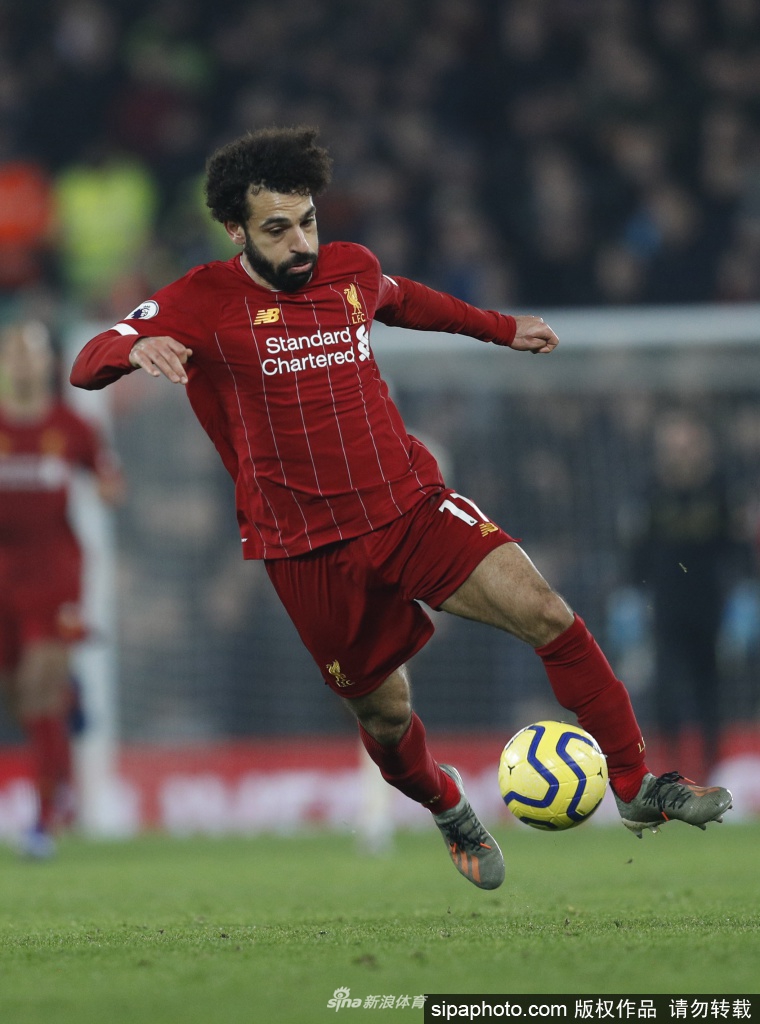 一块英超联赛官方公告牌前，几名戴着口罩的工作人员正在进行数据记录和确认，神情专注而严肃，他们手中的笔和纸记录着关乎联赛命运的数字，仿佛一群在幕后守护赛季的卫士。