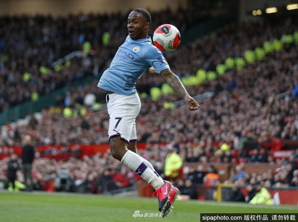 英超联赛标志性的狮王头徽标在聚光灯下熠熠生辉，象征着英格兰顶级联赛在规则博弈后依然坚定的王者风范。