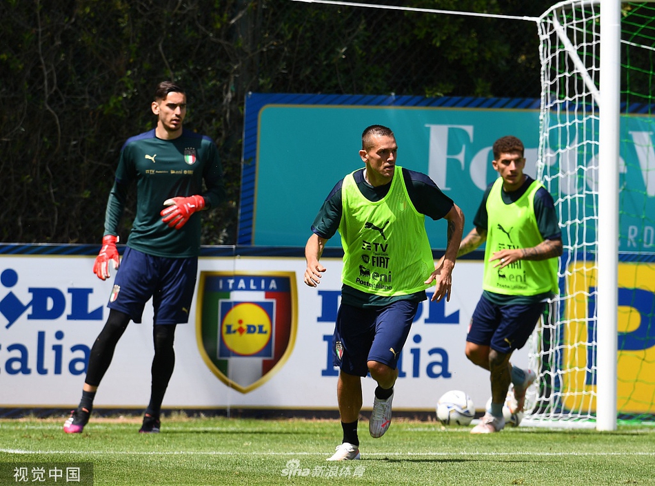 洛卡特利在训练中全神贯注，这位年轻的中场蓄势待发，不久后他便用对阵瑞士时的梅开二度，宣告了意大利新星时代的到来。