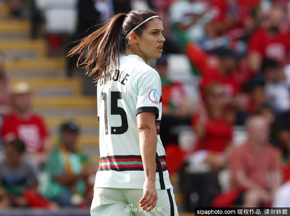 葡萄牙门将飞身跃起单掌托出来球，身体舒展如鹰，力保球门不失的精彩扑救瞬间