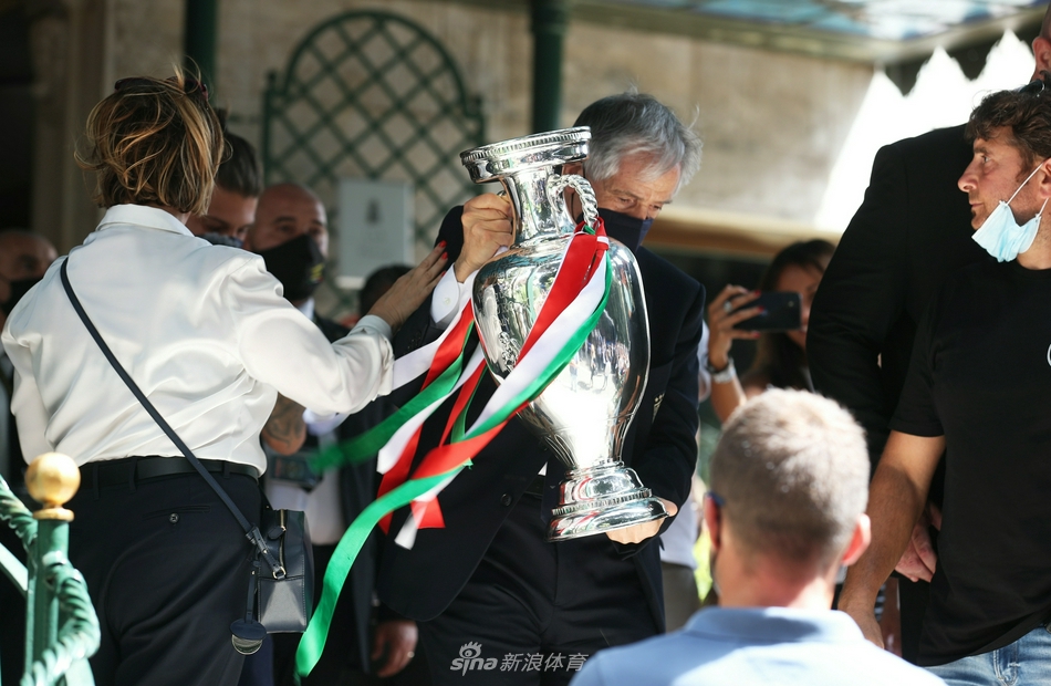 总统马塔雷拉在奎里纳莱宫微笑着与主教练曼奇尼握手，旁边的德劳内杯静静伫立，见证着国家元首与这支平民球队之间的深厚情谊。