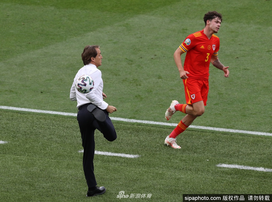 佩西纳激情滑跪庆祝 攻入致胜球瞬间点燃罗马奥林匹克