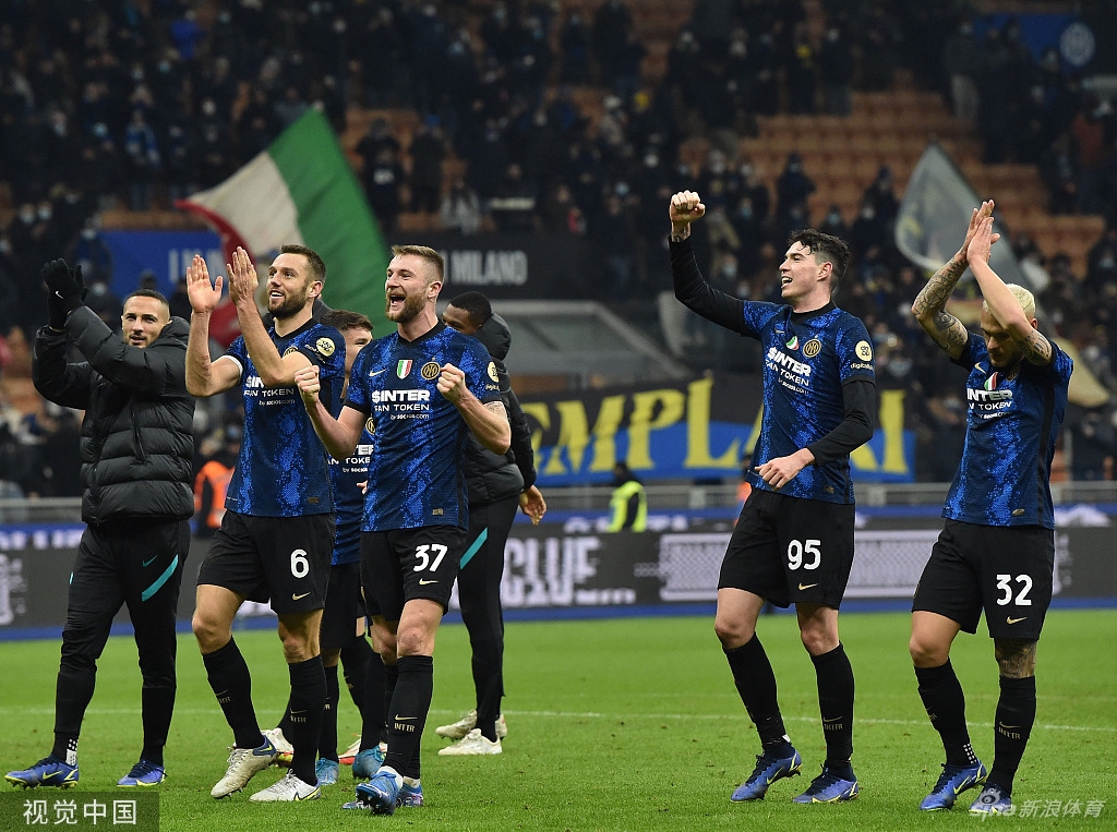 劳塔罗打入第二球后与助攻者巴雷拉紧紧相拥，庆祝这粒锁定胜局的进球。