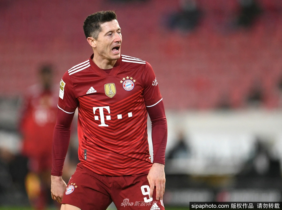 莱万手捧足球先生奖杯面露自信微笑，身后是无数荣誉的见证