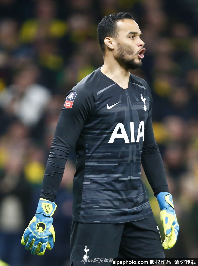 退役后的沃尔姆与昔日热刺战友重聚，从左至右的阿尔德韦雷尔德、扬森、沃尔姆、维尔通亨和登贝莱笑容灿烂，时光带走了他们的青春，却带不走那份一起战斗过的情谊。