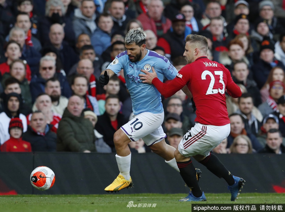 空荡的英超看台与场边醒目的防疫标语，无声诉说着特殊赛季里足球世界的寂静与坚守。