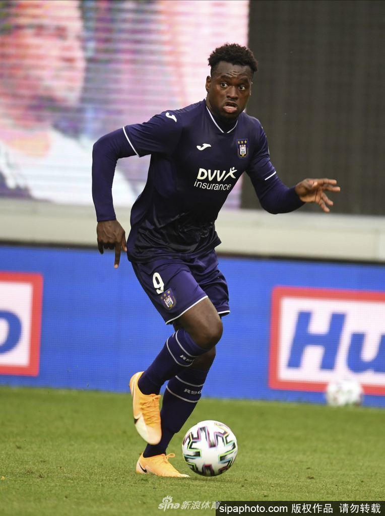 在另一场比赛中，迪马塔高高跃起争抢头球，身体舒展，展现出他出色的空中优势和强烈的进攻欲望，背景是模糊的看台和对手。