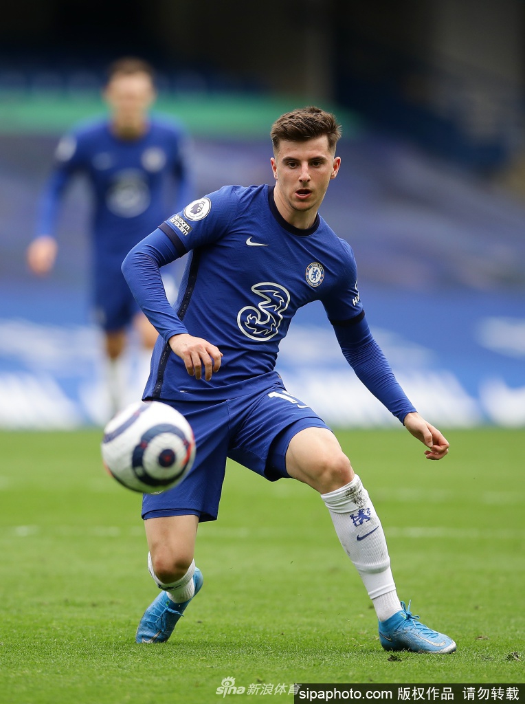 芒特被队友团团围住，共同庆祝这粒创造历史的进球，团队喜悦溢于言表