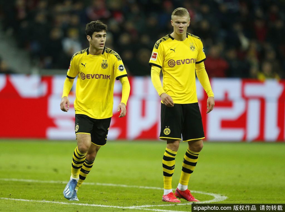 哈兰德在欧冠赛场上以一记势大力沉的射门洞穿对手球门，门将只能望球兴叹，背景中闪烁的欧冠标识衬托出这位少年征服欧陆的雄心