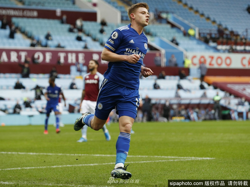 哈维-巴恩斯身着莱斯特城蓝色球衣，在绿茵场上露出阳光般灿烂的笑容，眼神中充满了对未来的憧憬和对母队的眷恋。