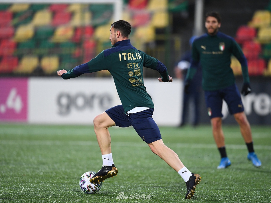 新闻发布会现场，意大利主帅曼奇尼眉头微蹙认真聆听记者提问，他手中的战术板上密密麻麻画满了进攻套路，尽显名帅风范