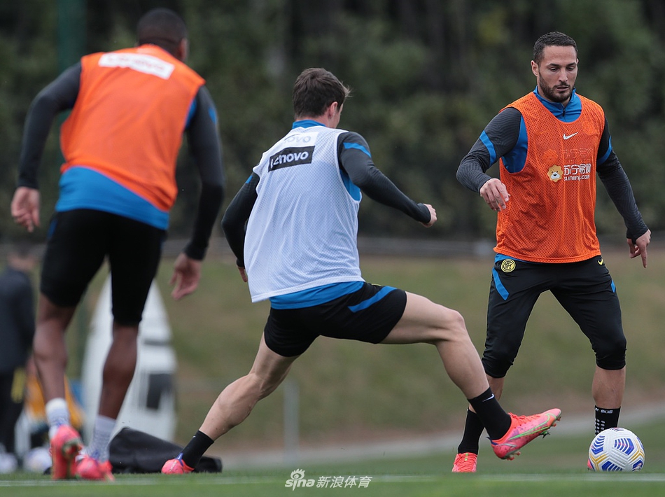 夕阳余晖映照下的苏宁训练中心，全体将士围拢倾听孔蒂最后的部署，空气中弥漫着决战前夜的紧张与期待。