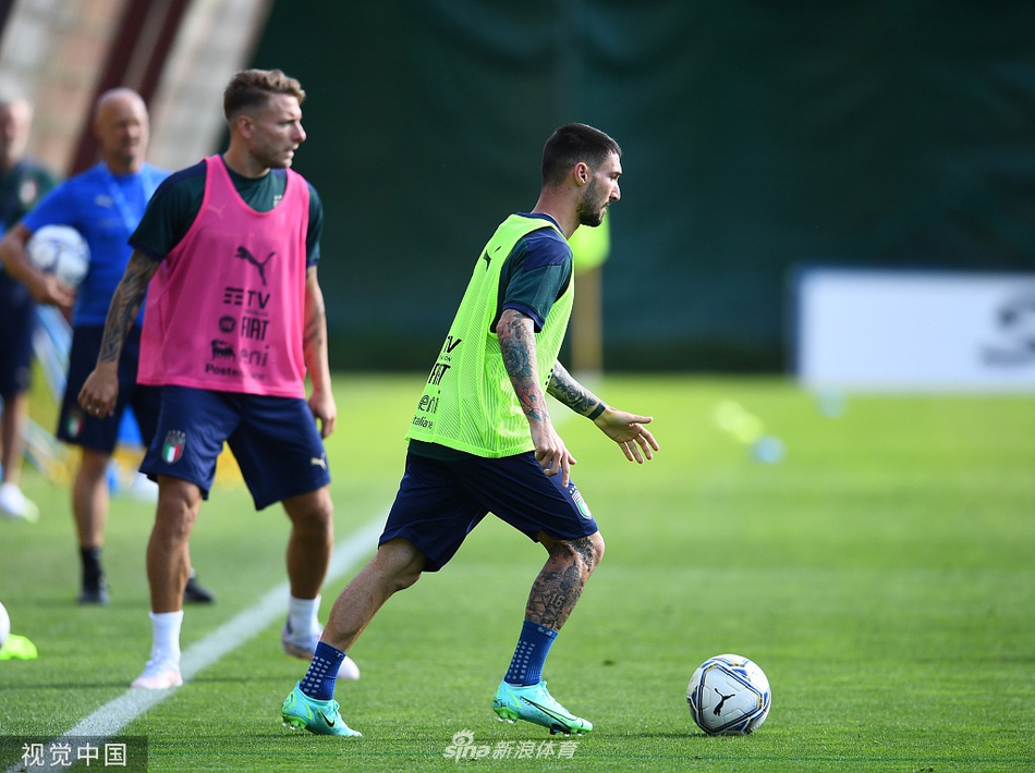 维拉蒂在训练间隙与若日尼奥交流战术，两名中场大脑正试图找到撕破密集防线的钥匙