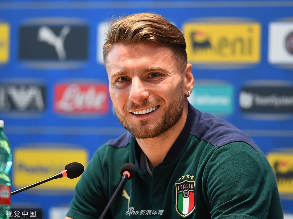 在闪光灯的映照下，因莫比莱握拳轻敲桌面，这个充满力量感的动作仿佛在提前向对手发出警告，预示着意大利进攻线的蓄势待发。