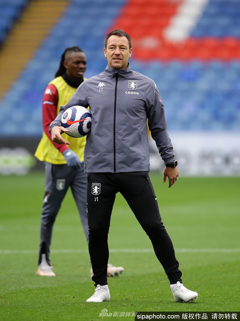 蓝军传奇特里凝视球场，眼神中写满对未来的无限期许